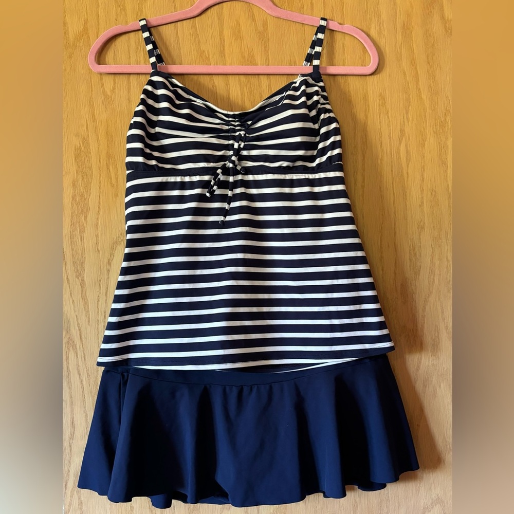 Lands End 2 piece swimming suit. Top is Size 10. Bottom is size 8.